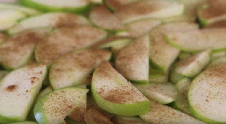 Sprinkle apples with cinnamon.