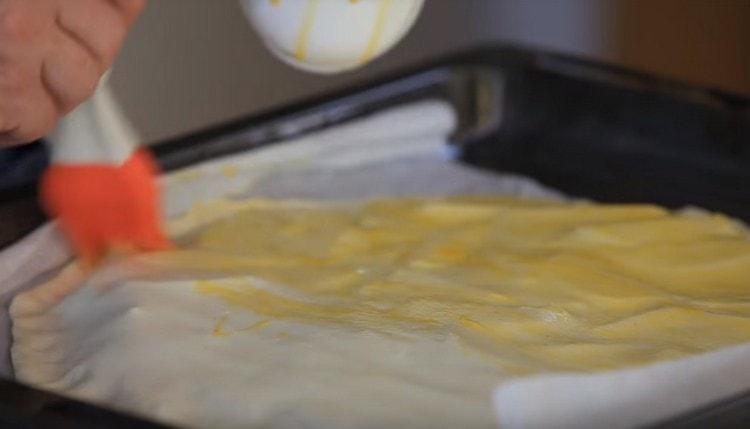 Grease the entire product on top with the same yolk.