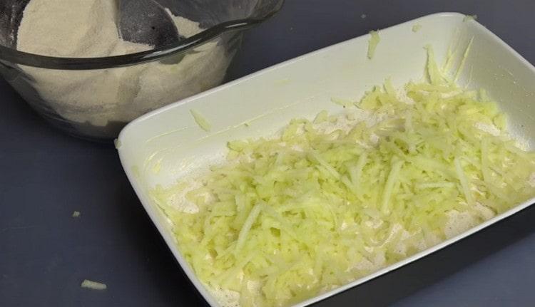 On a grater we rub apples directly into the form.