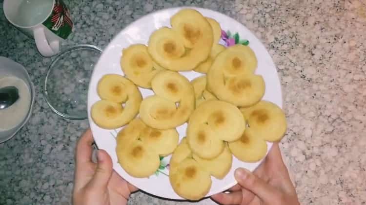 Cool your biscuits to make Berlin biscuits
