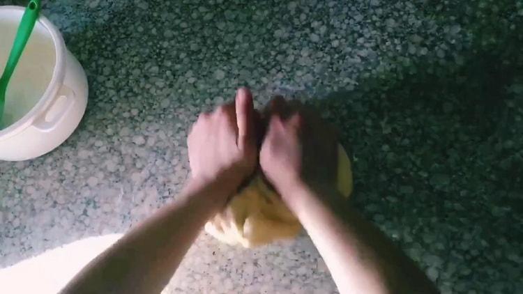Knead the dough to make Berlin biscuits