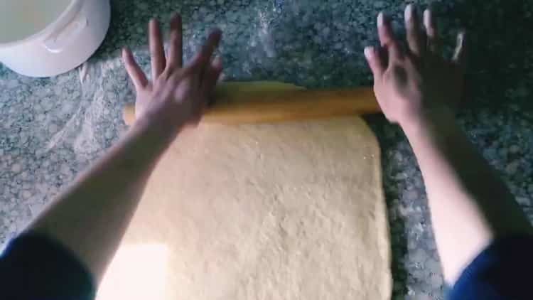 Roll out the dough to make Berlin cookies