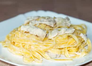 Fettuccine pasta with chicken - delicious dinner in 15 minutes
