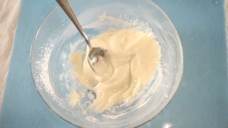 Mix the ingredients for the ginger cookie glaze.