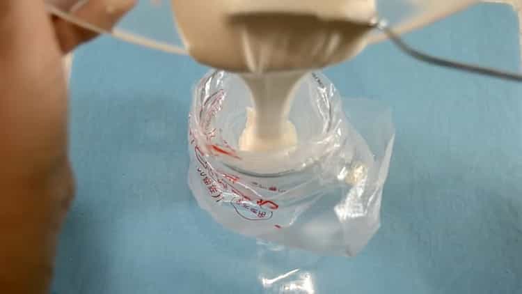 To prepare the glaze for ginger cookies, prepare bags