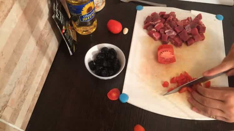 To cook beef stew with prunes, chop the tomato