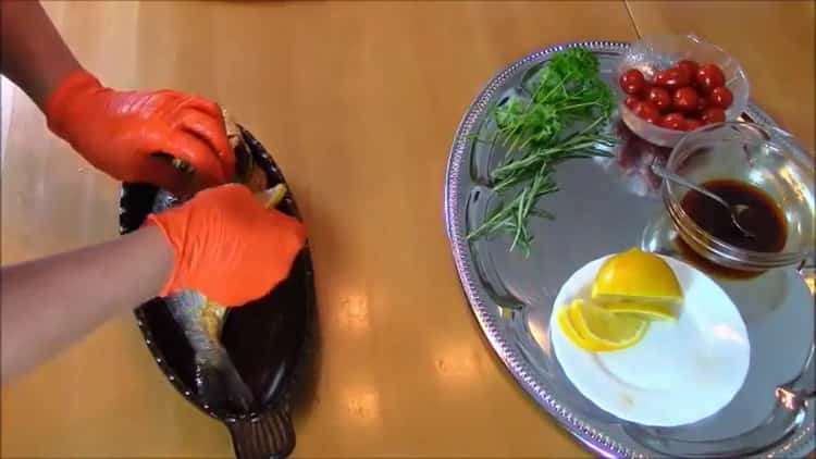 To cook dorado in the oven, fill with fish sauce