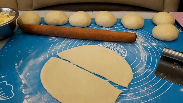 To make a yeast pie with meat, cut the dough