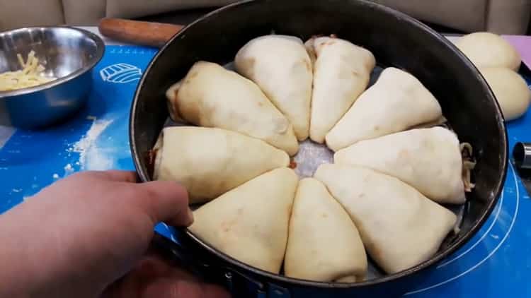 To make a yeast pie with meat, prepare a mold