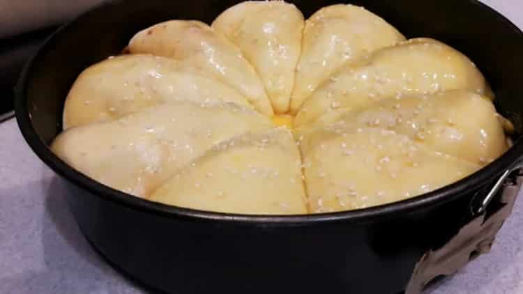 To make a yeast pie with meat, coat the dough