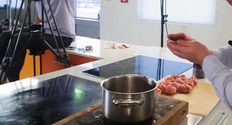 For the preparation of hedgehogs from minced meat with rice, cook cutlets