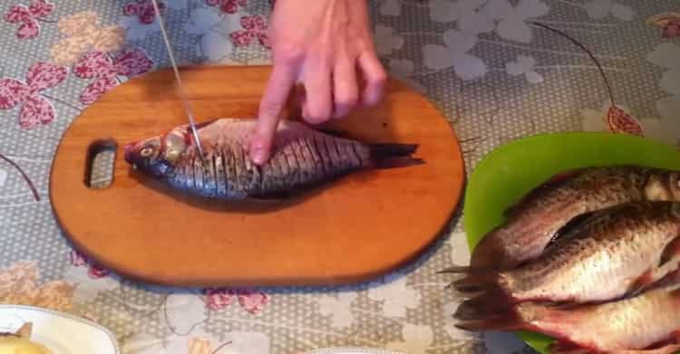 To make fried fish, cut the fish
