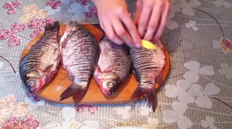 To make fried fish, chop the lemon