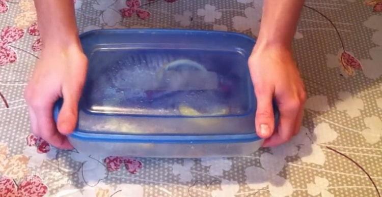 To cook fried fish, marinate the fish