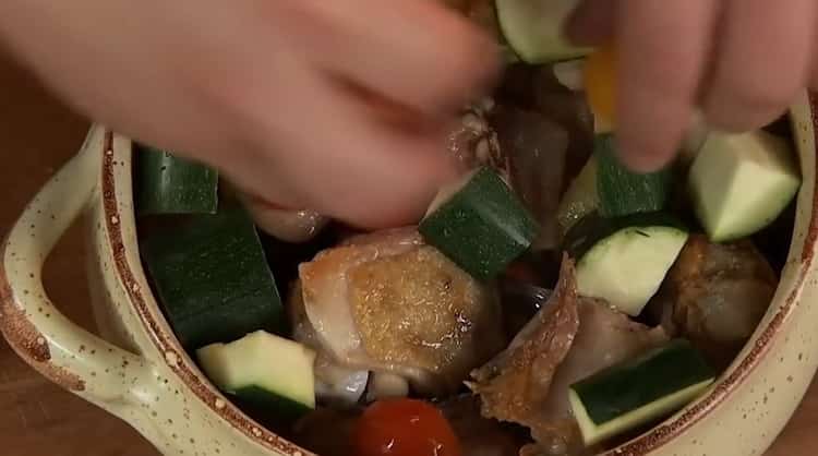 To make chicken and potato roast, put the ingredients in a mold