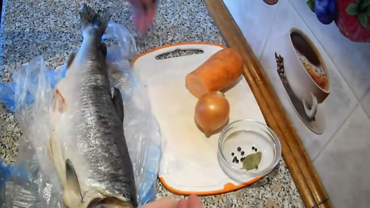 Prepare the ingredients for jellied fish
