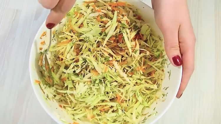 Mix the ingredients for the cabbage jellied pie.