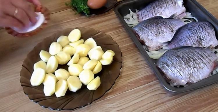 Peel potatoes to make crucian carp in sour cream