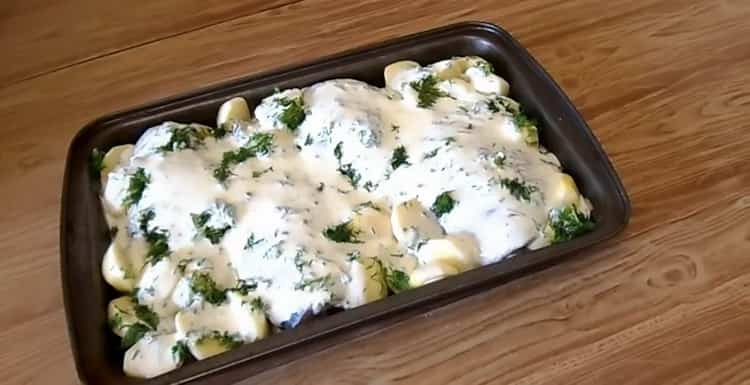 To make crucian carp in sour cream, preheat the oven
