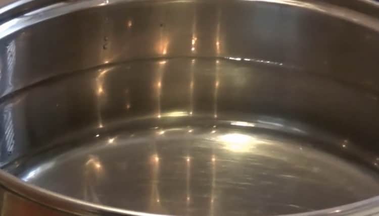 To make a compote of dried apricots, boil water