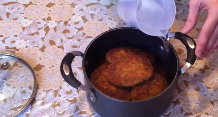 To make fish cutlets, put the meatballs in a pan