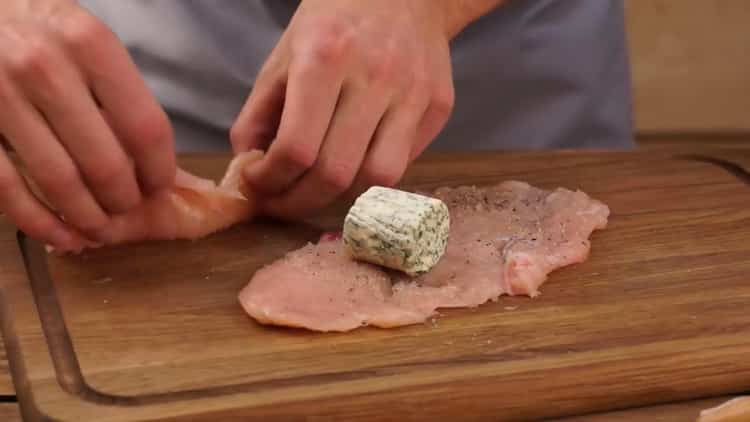 According to the recipe, to prepare the meatballs in Kiev, put the filling on the meat