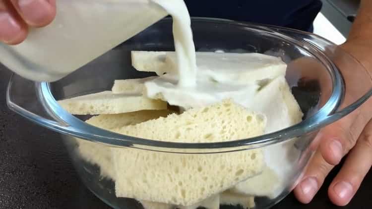 Soak fire bread for cooking meatballs