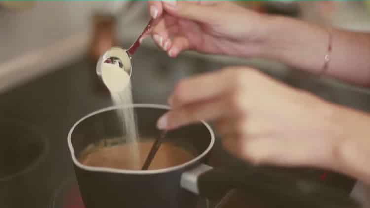 To make coffee with cinnamon, mix the ingredients.