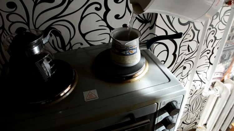 To make coffee with honey, mix spices in a Turk