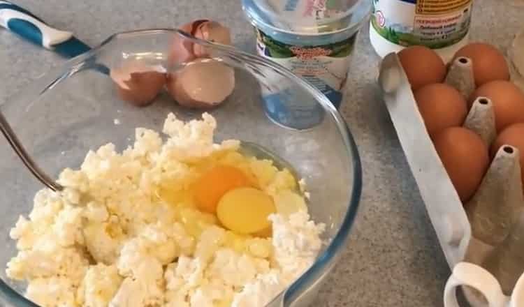 To cook corn khinkal, mix eggs and cottage cheese