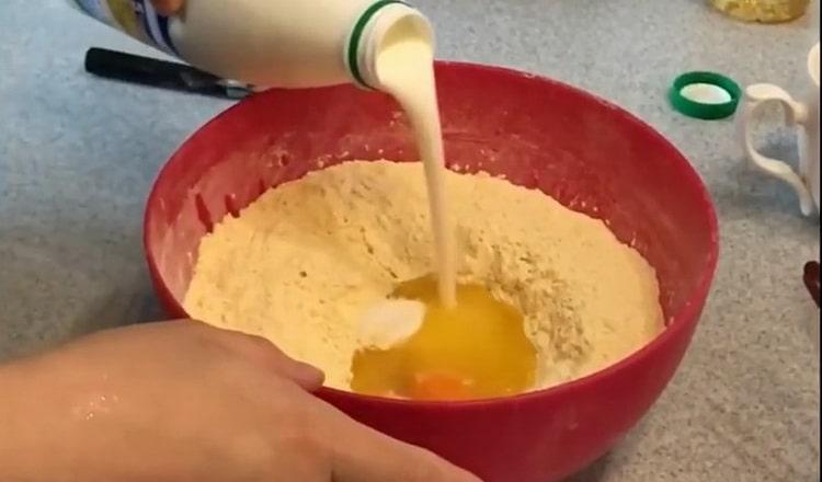 To prepare corn khinkal, mix the ingredients for the dough