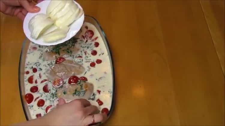 To prepare chicken breast in a creamy sauce, chop the mazarella