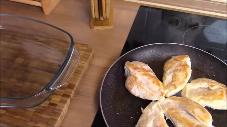 To cook chicken breast in a creamy sauce, fry the meat