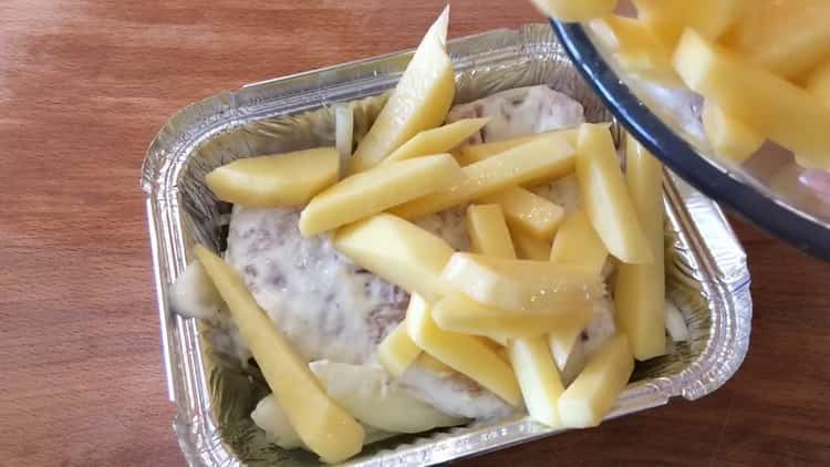 To prepare the chicken breast with potatoes in the oven, put the ingredients in a mold