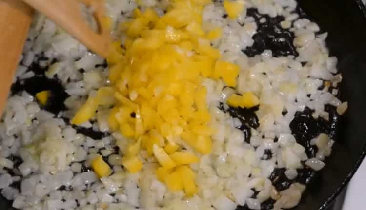 To cook chicken curry with a recipe, fry vegetables