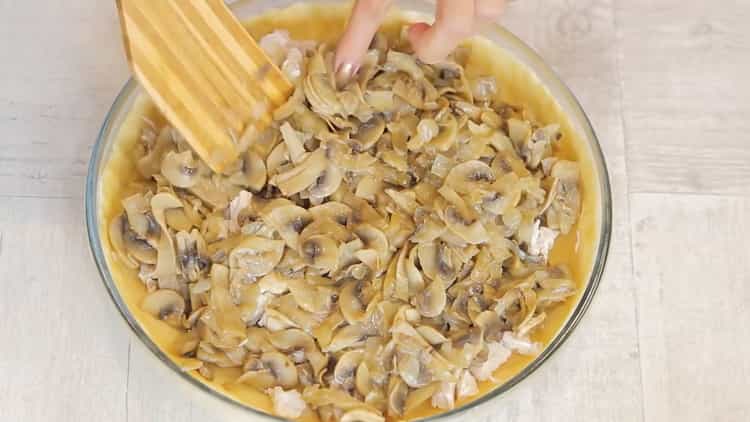 To prepare the Laurent pie with chicken and mushrooms, put the filling on the dough