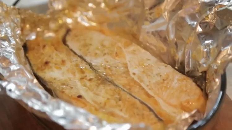 To cook salmon in the foil oven, let the fish cool
