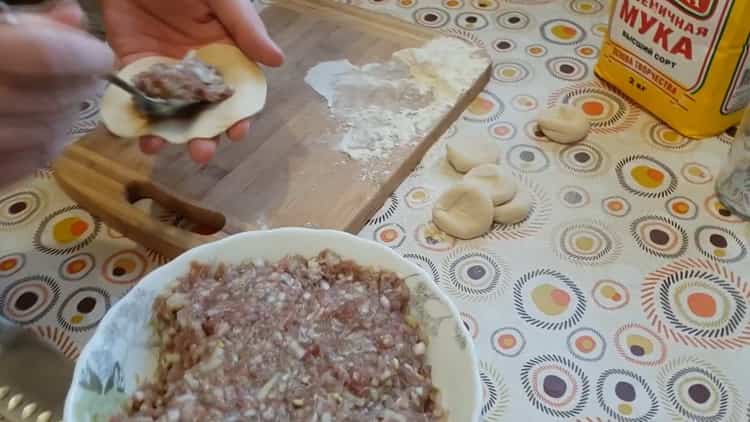 To cook mantle in a slow cooker, put the minced meat on the dough for a couple