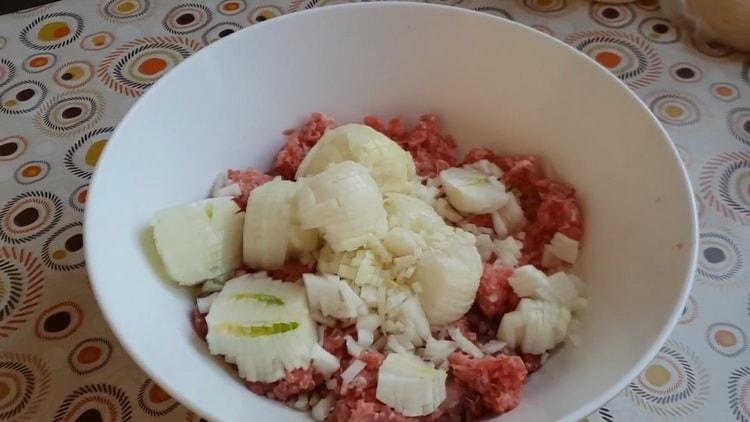 To cook mantle in a slow cooker for a couple, prepare the mince