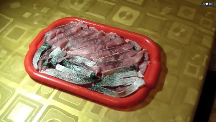 To cook pickled fish, cut the fish