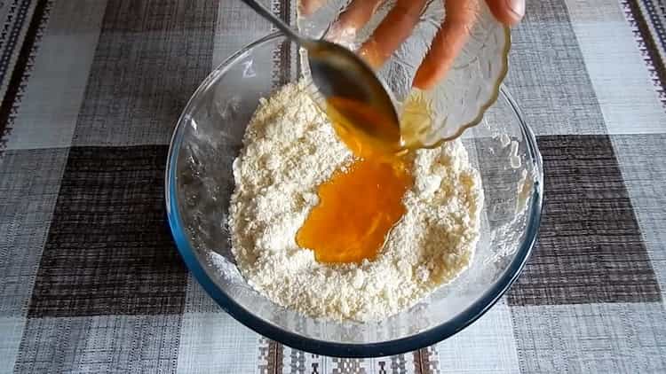 To mix honey cookies, mix the ingredients.