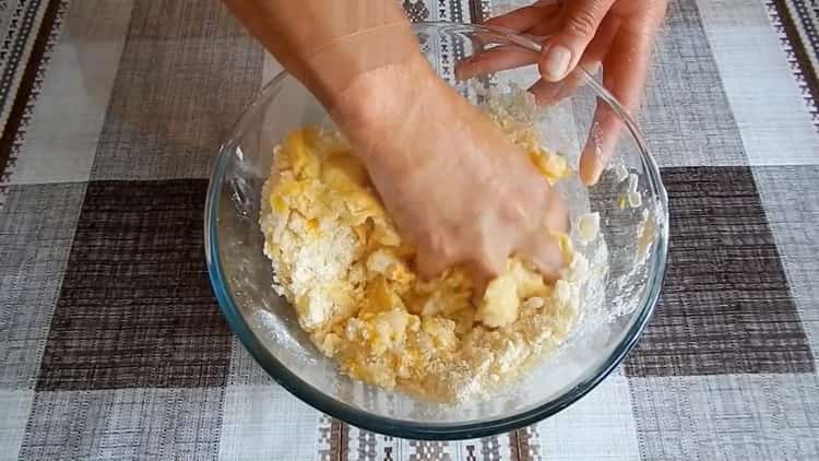 Knead the dough to make honey cookies.