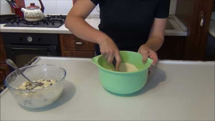 To prepare a bulk pie with cottage cheese, grind the flour crumbs