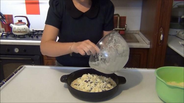 To prepare a bulk pie with cottage cheese, lay out the filling