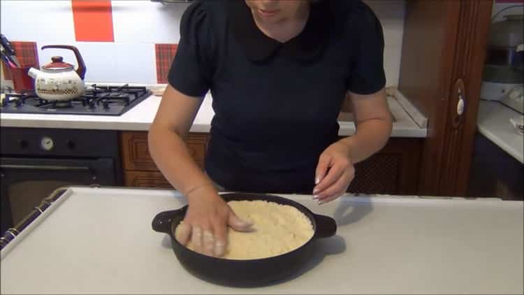 To prepare a loose cake with cottage cheese, put flour crumbs on top of the filling