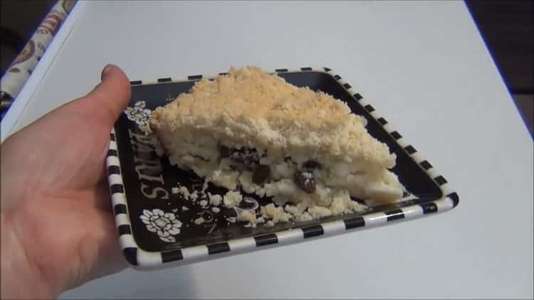 Delicious bulk pie with cottage cheese is ready