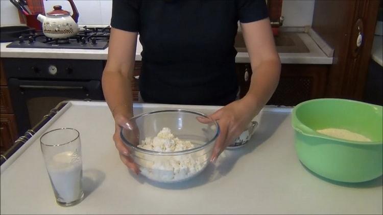 To prepare a bulk pie with cottage cheese, grind the cottage cheese