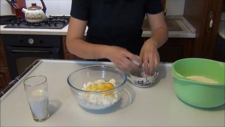 For the preparation of bulk pie with cottage cheese, mix the ingredients