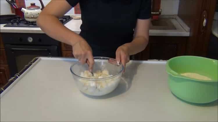 Whip the ingredients to make a bulk pie with cottage cheese.