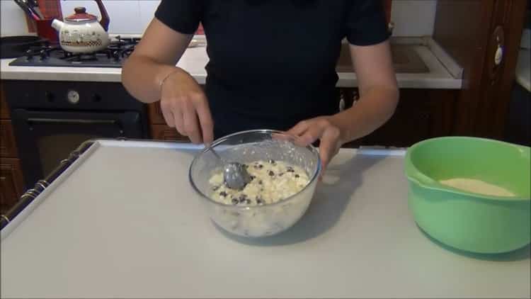 Grind the ingredients to make a bulk pie with cottage cheese